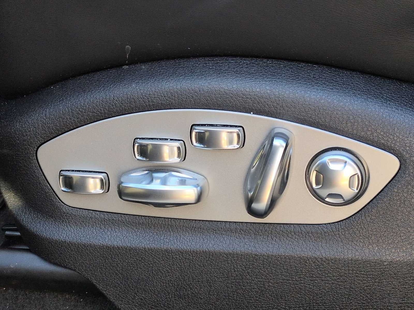 Thumbnail: 2023 Porsche Macan - 8