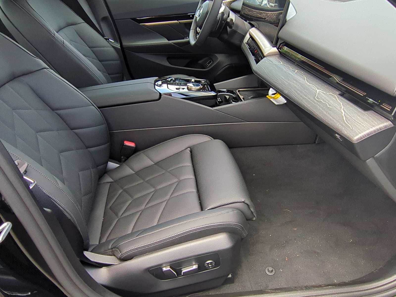 Thumbnail: 2025 BMW 5 Series - 23