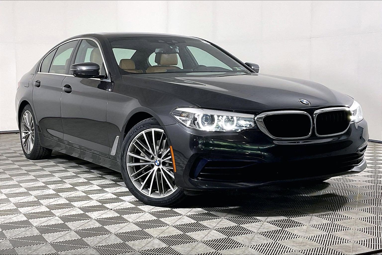 2020 BMW 5 Series 530i xDrive Sedan's photo