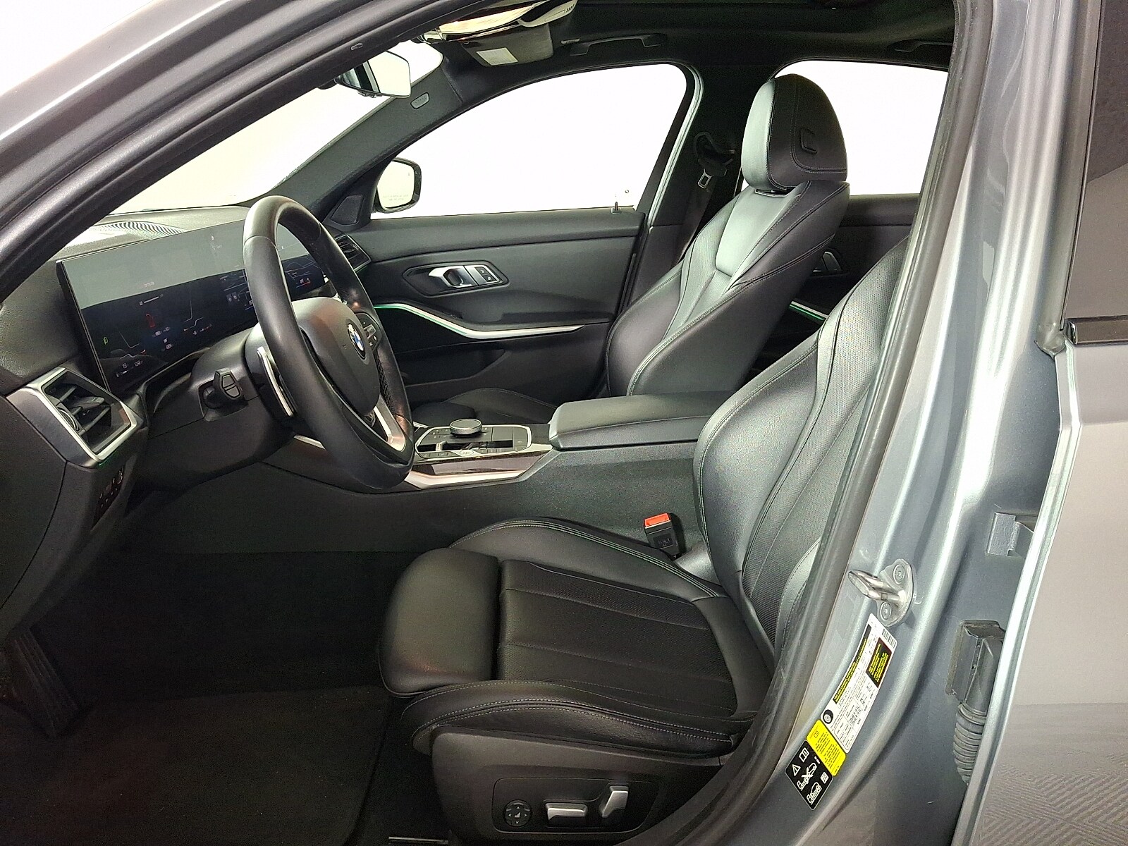 2023 BMW 3 Series 330i - Photo 11