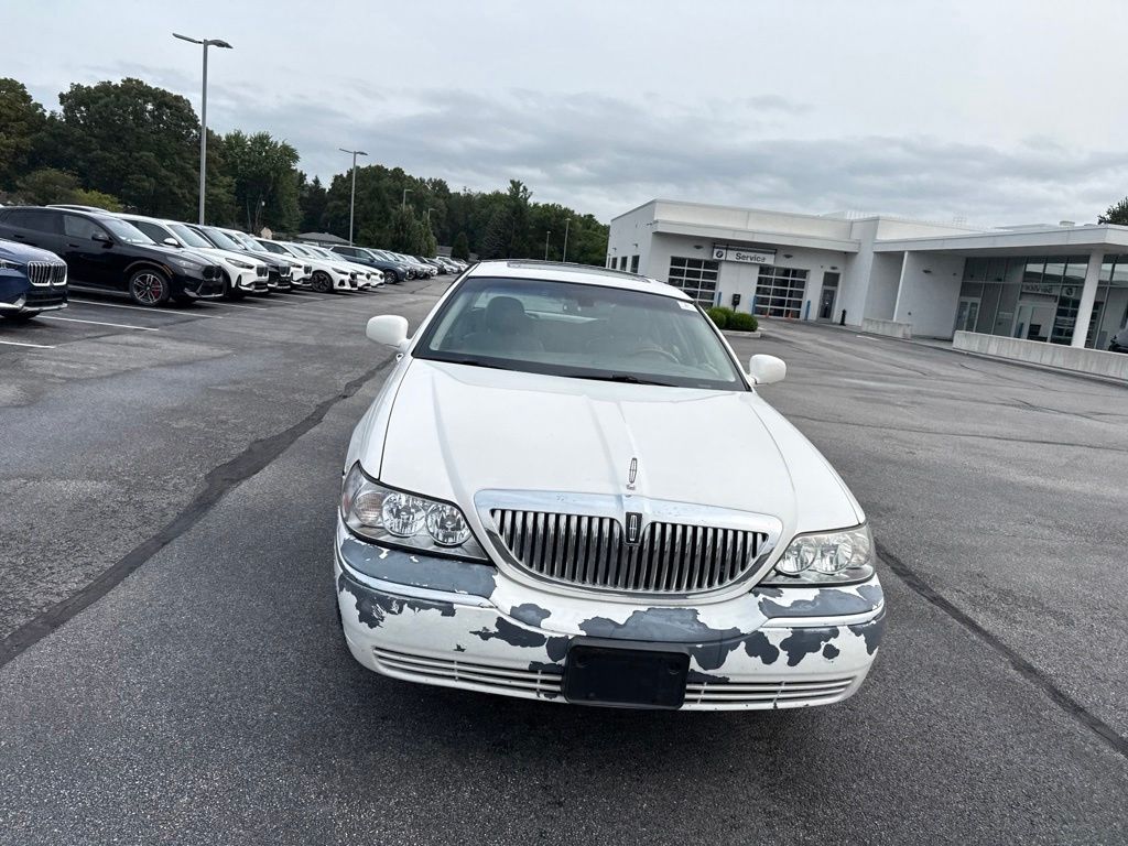 Used 2005 Lincoln Town Car Signature Limited with VIN 1LNHM82W35Y666247 for sale in Toledo, OH