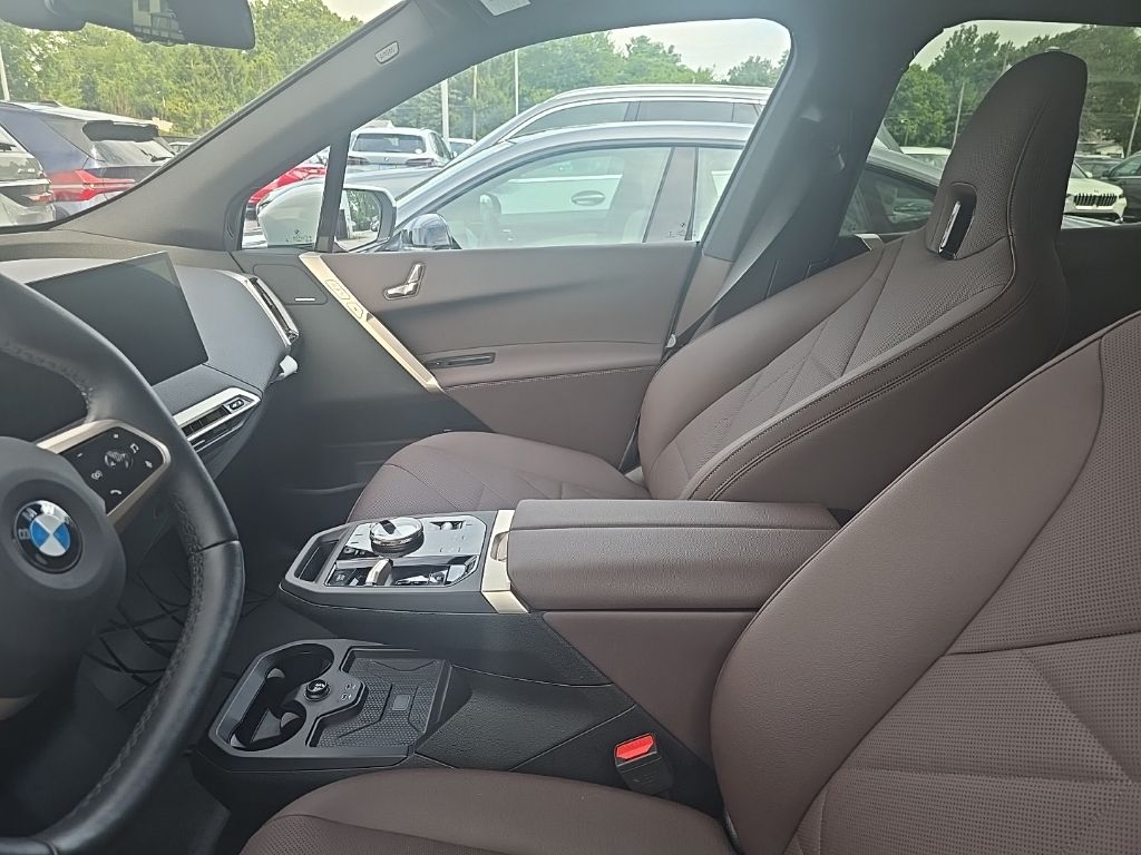 2026 BMW iX 45 - Photo 8