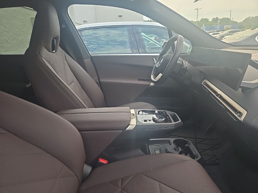 2026 BMW iX 45 - Photo 6