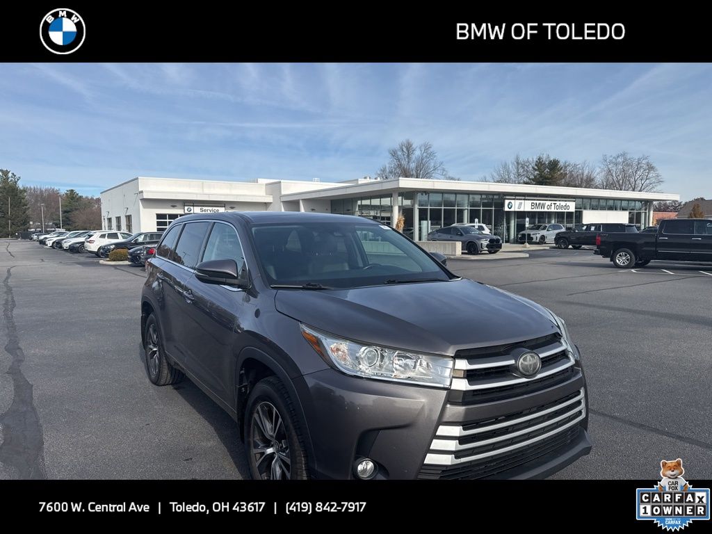 2017 Toyota Highlander LE Plus's photo