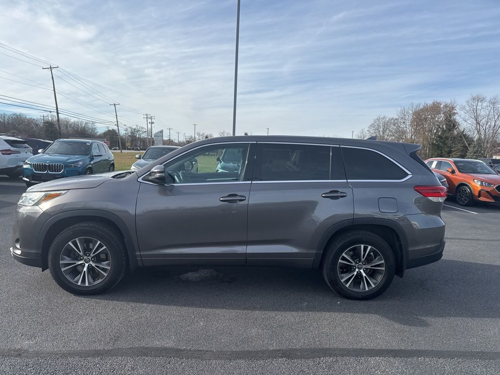 2017 Toyota Highlander LE Plus photo 3