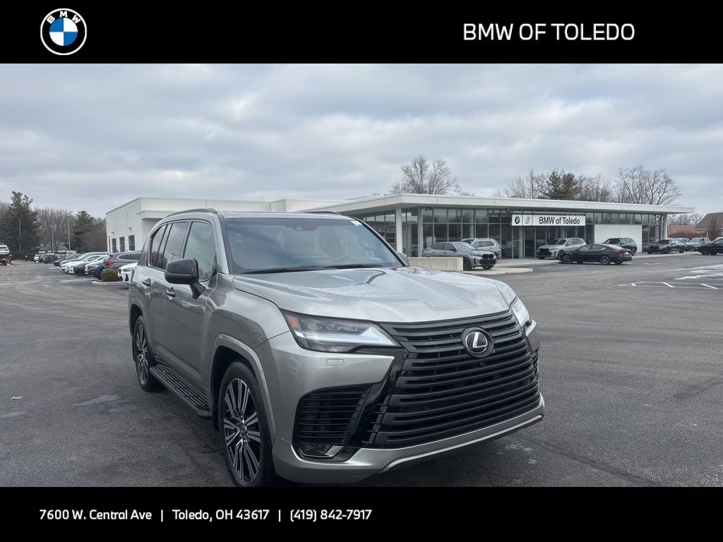 2023 Lexus LX Luxury's photo