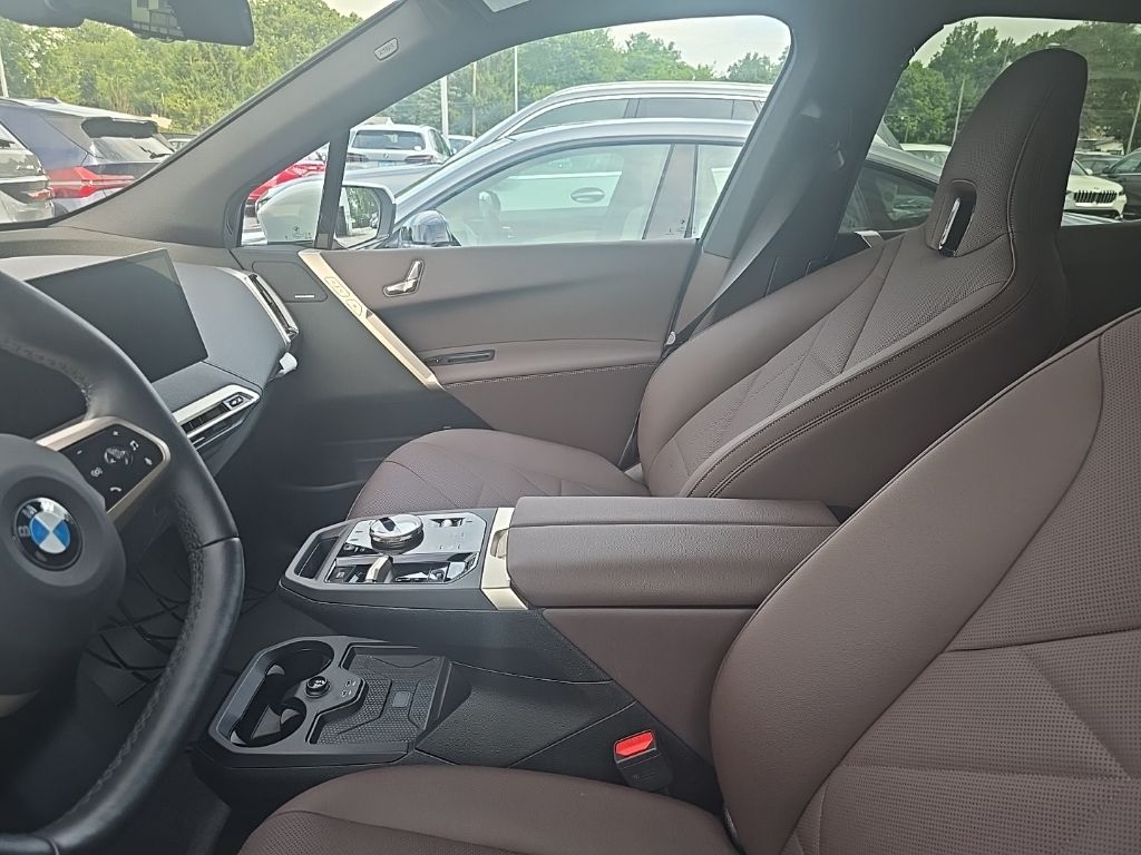 2026 BMW iX 45 - Photo 7