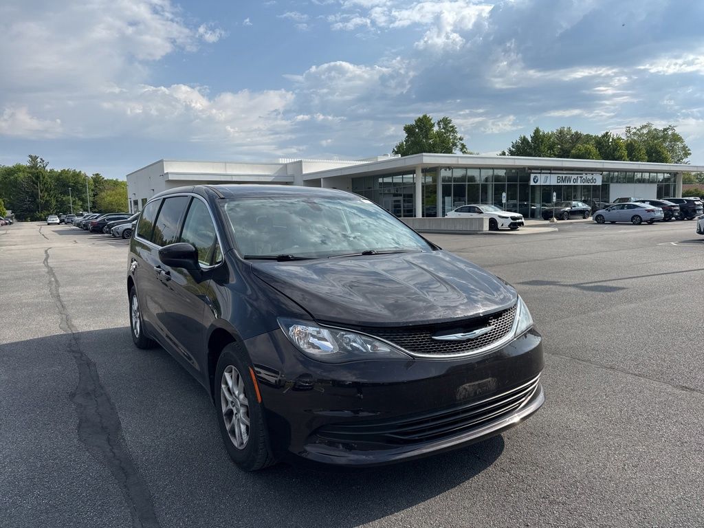 2017 Chrysler Pacifica Touring's photo