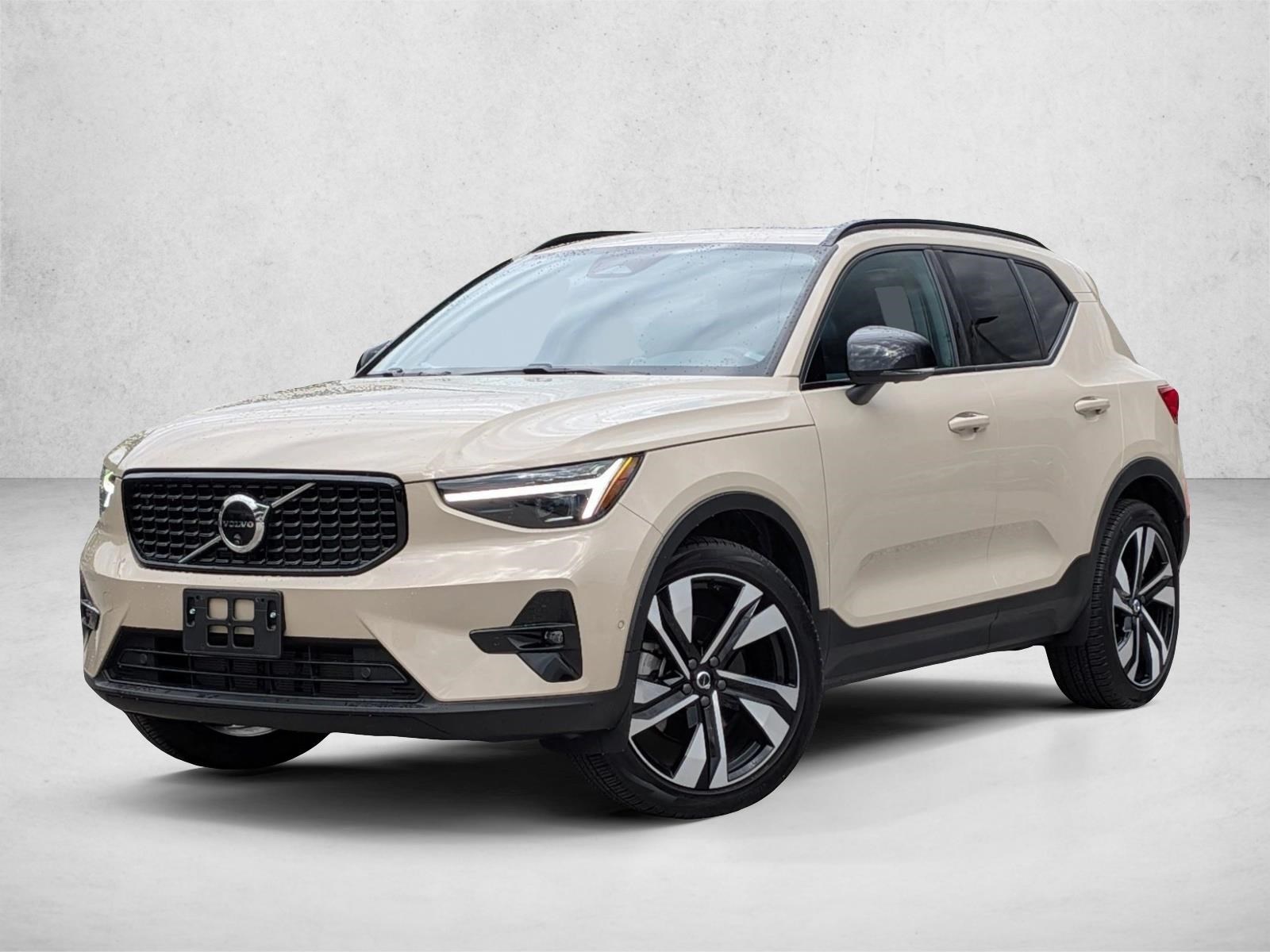 2025 Volvo XC40 B5 Ultra Dark AWD's photo