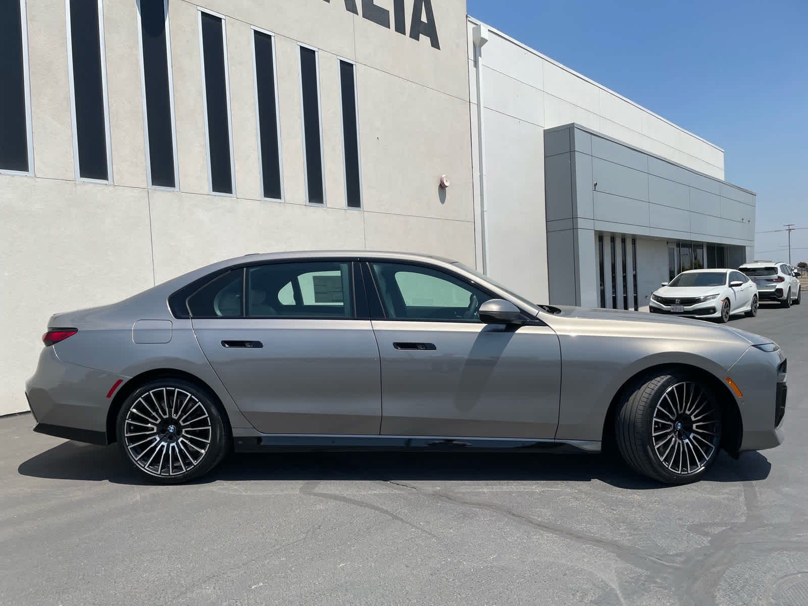 2025 BMW 7 Series 740i - Photo 6