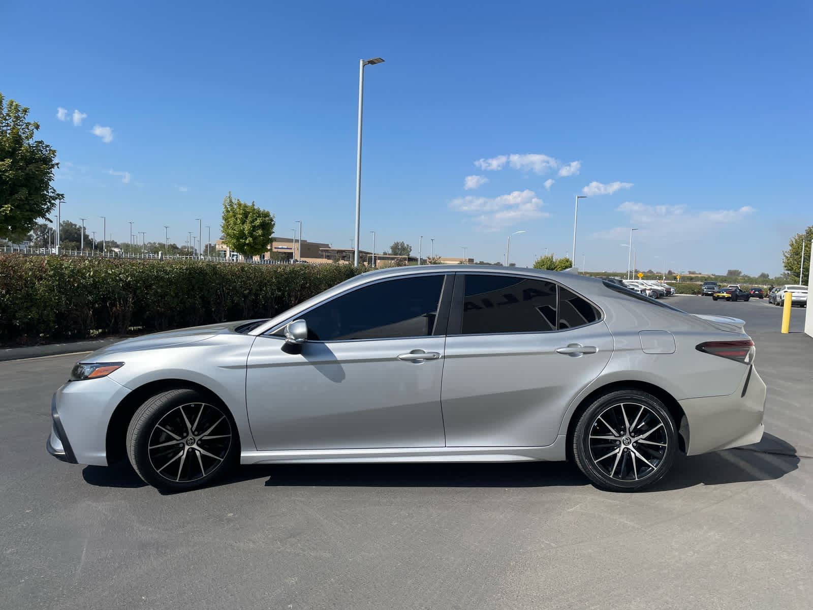 2023 Toyota Camry SE photo 3