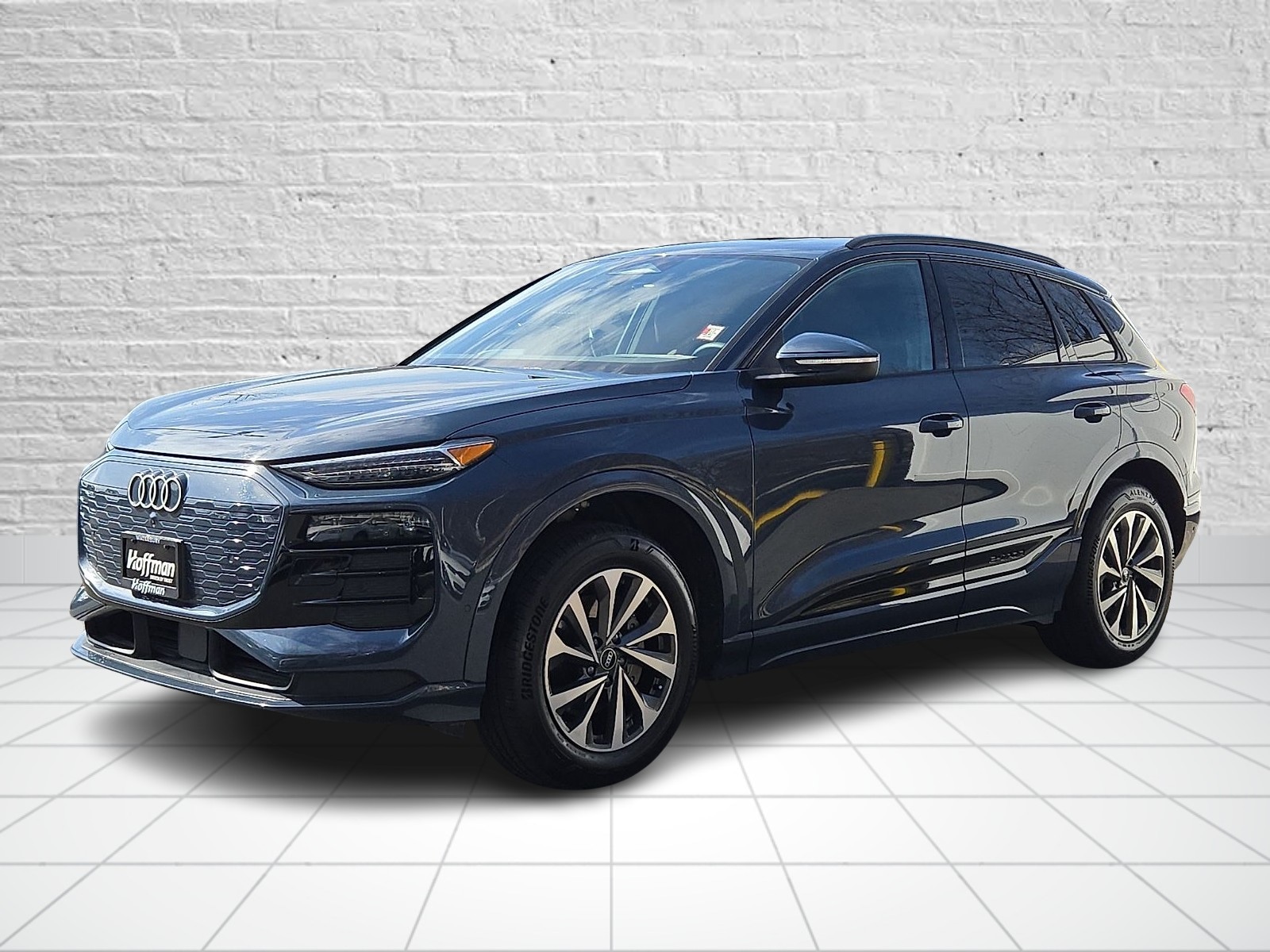 View vehicle photo 3