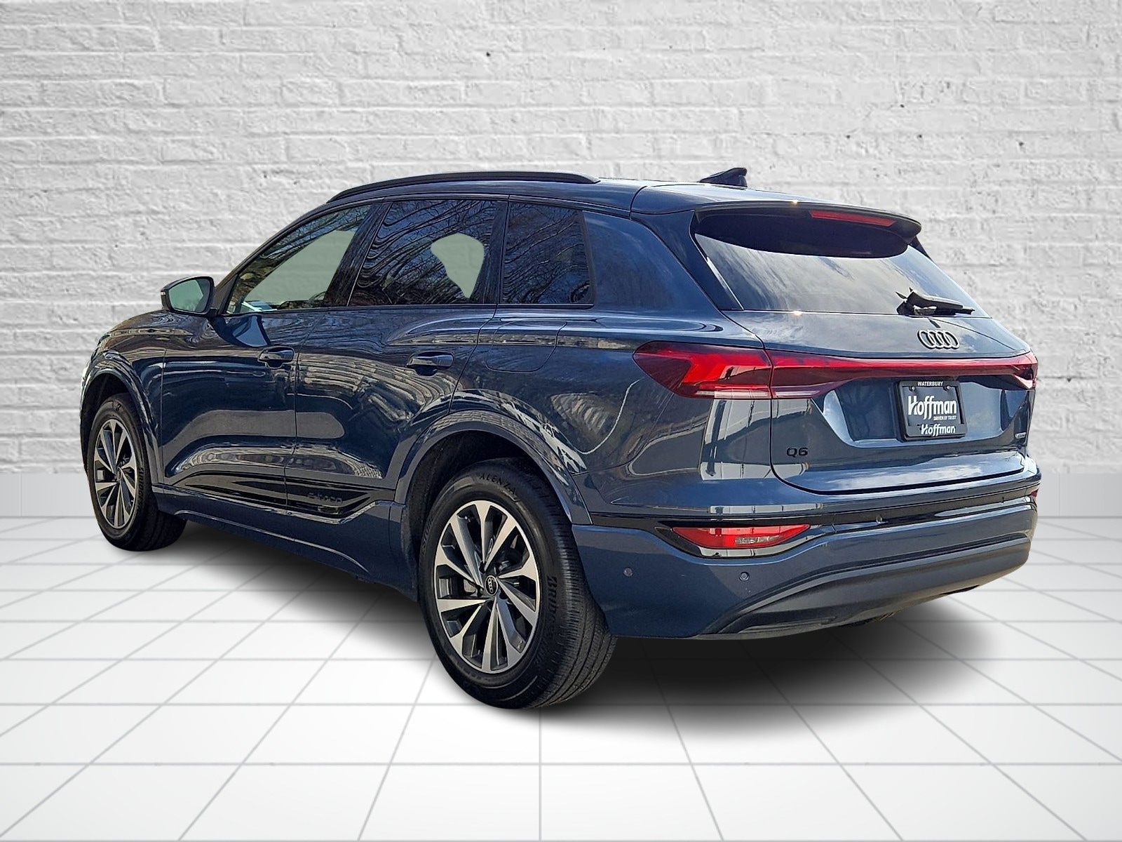 View vehicle photo 4