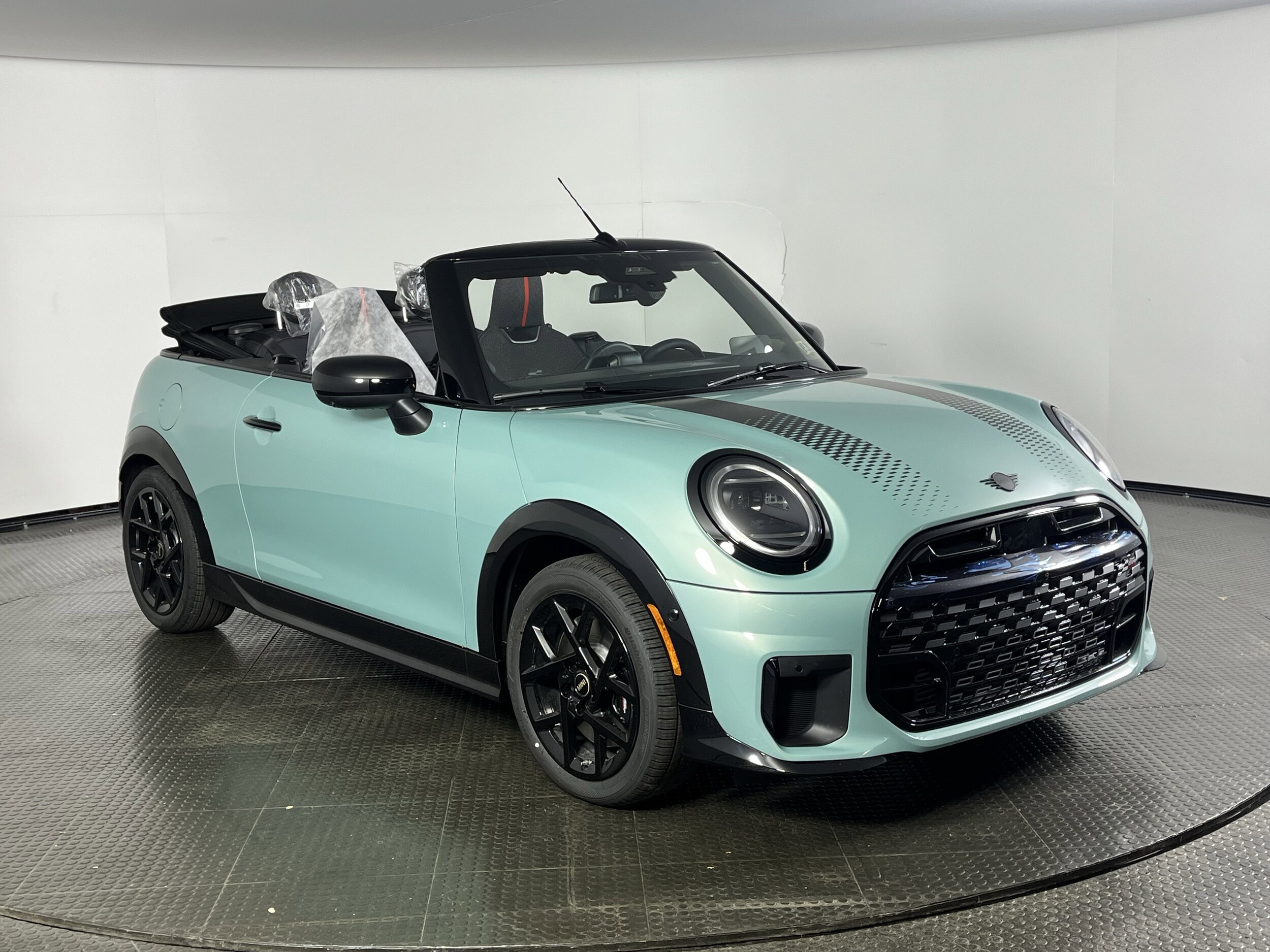 2026 Mini Cooper Convertible Iconic photo 3