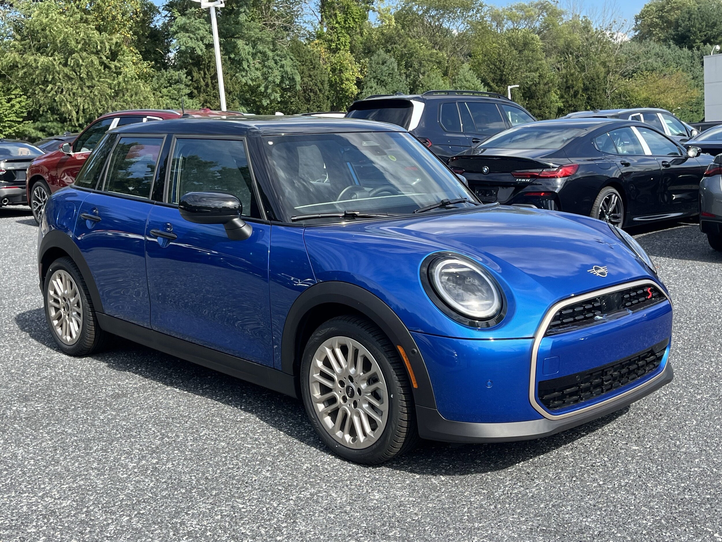 2025 Mini Cooper Hardtop 4 Door Signature photo 3