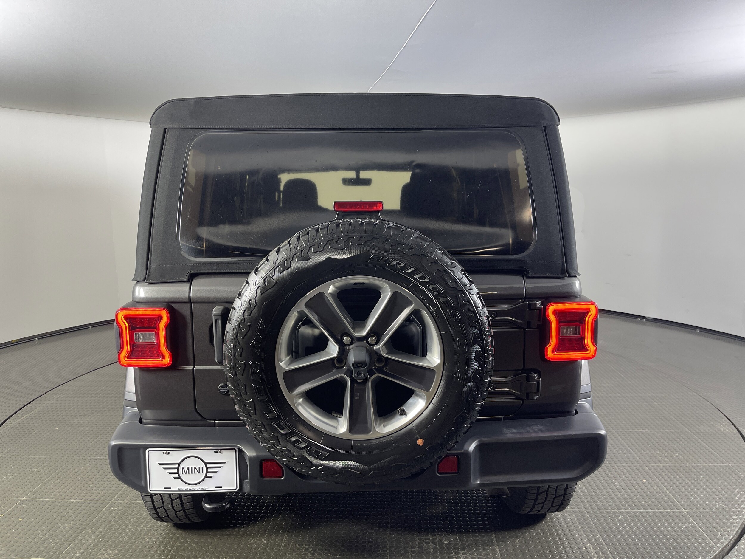 2019 Jeep Wrangler Unlimited Sahara photo 2