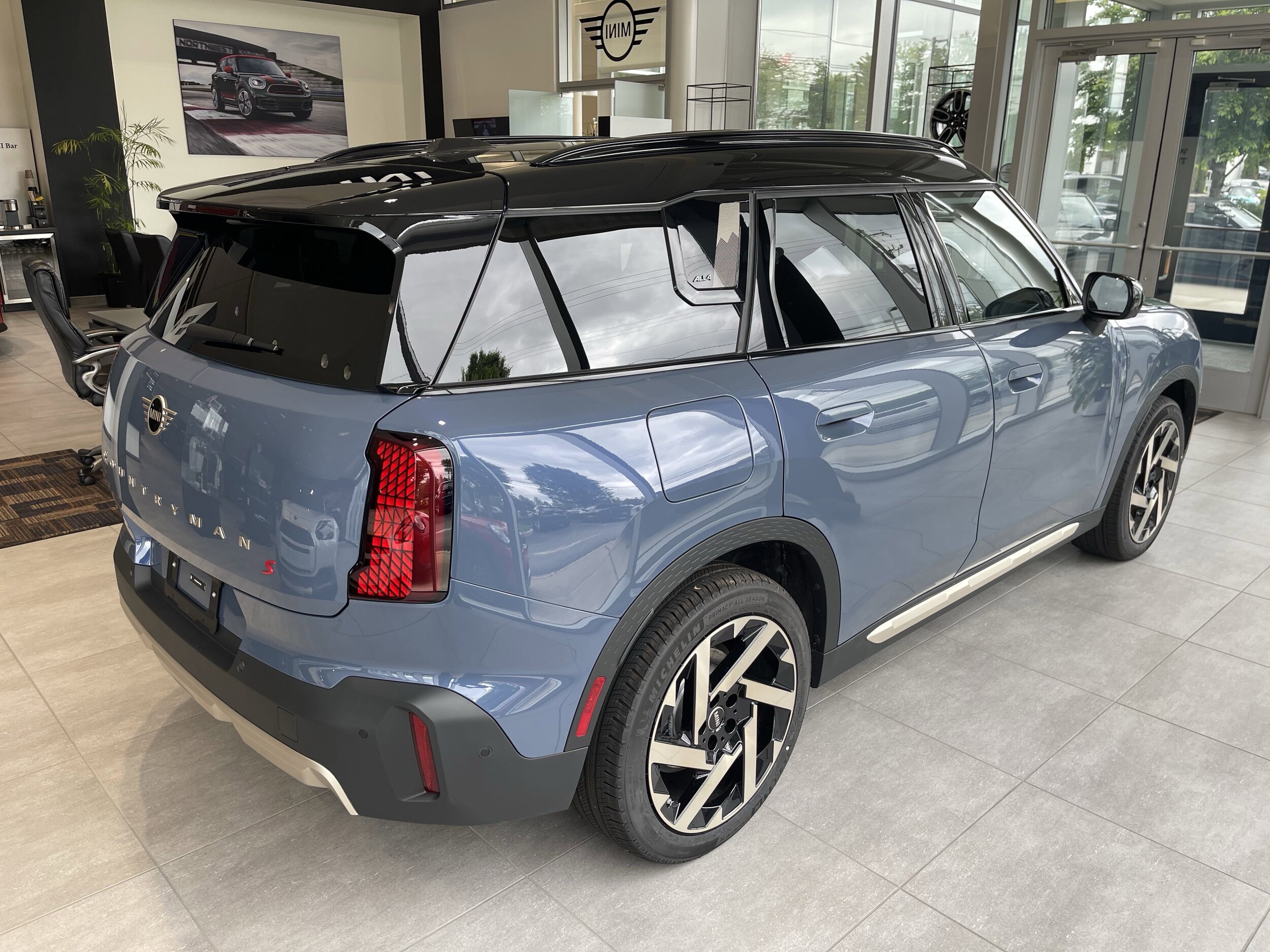 2025 Mini Cooper S ALL4 Iconic photo 3