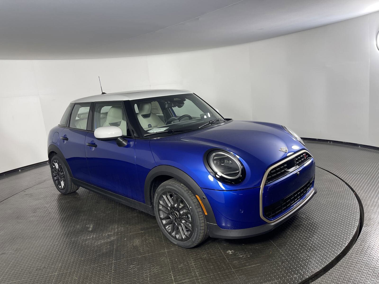 2025 Mini Cooper 2 Door S Hardtop Iconic photo 2