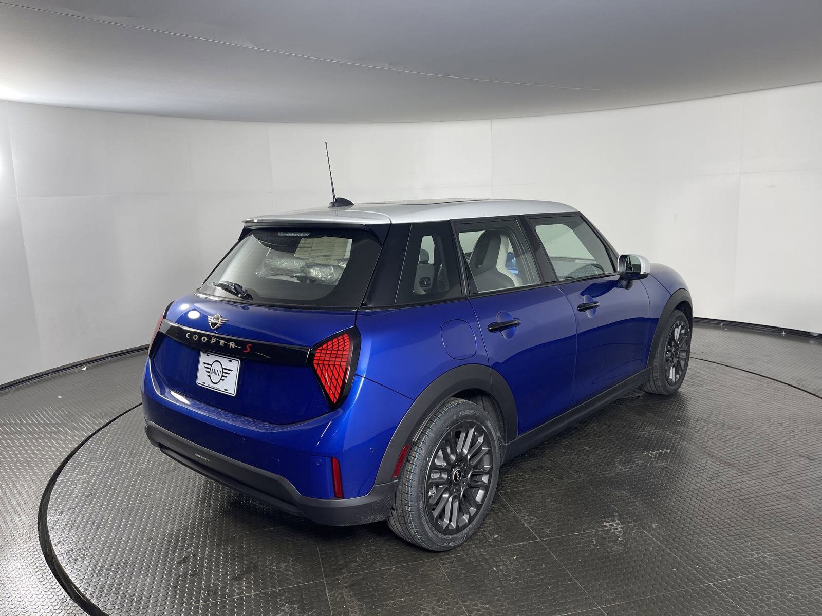 2025 Mini Cooper 2 Door S Hardtop Iconic photo 4