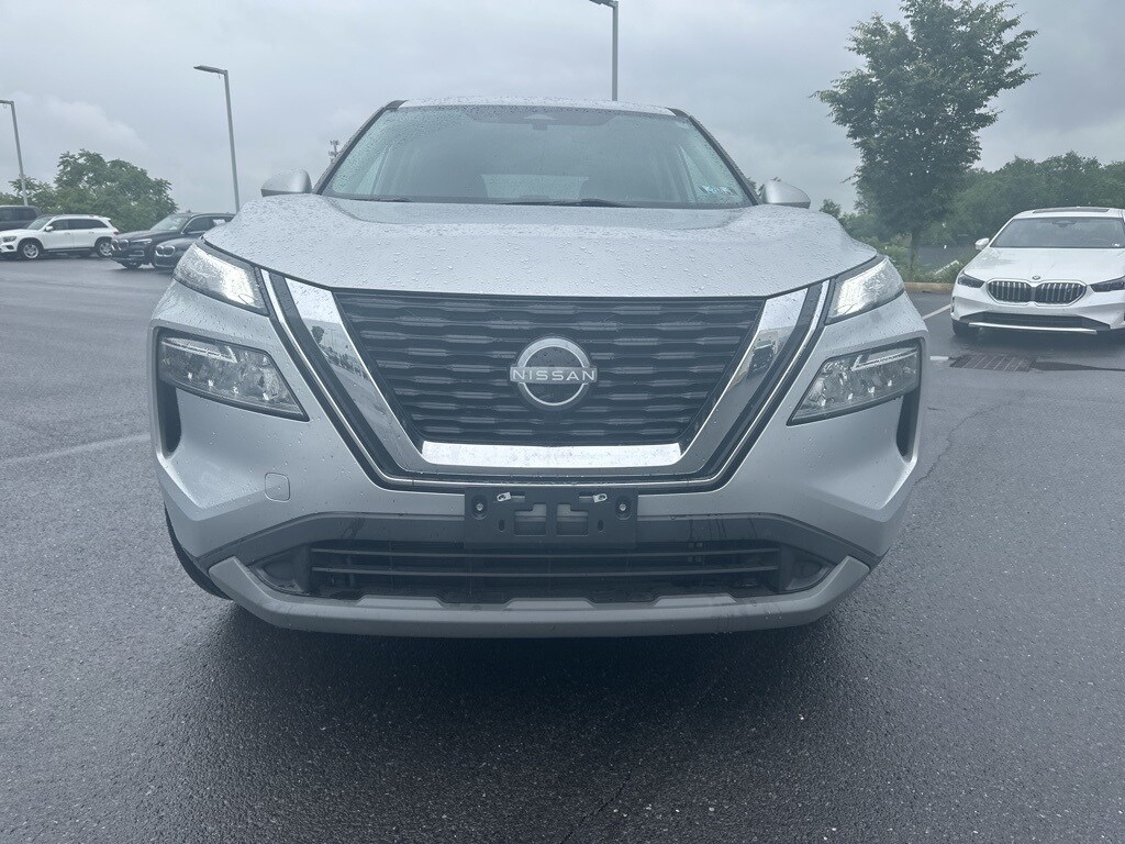2022 Nissan Rogue SV photo 2