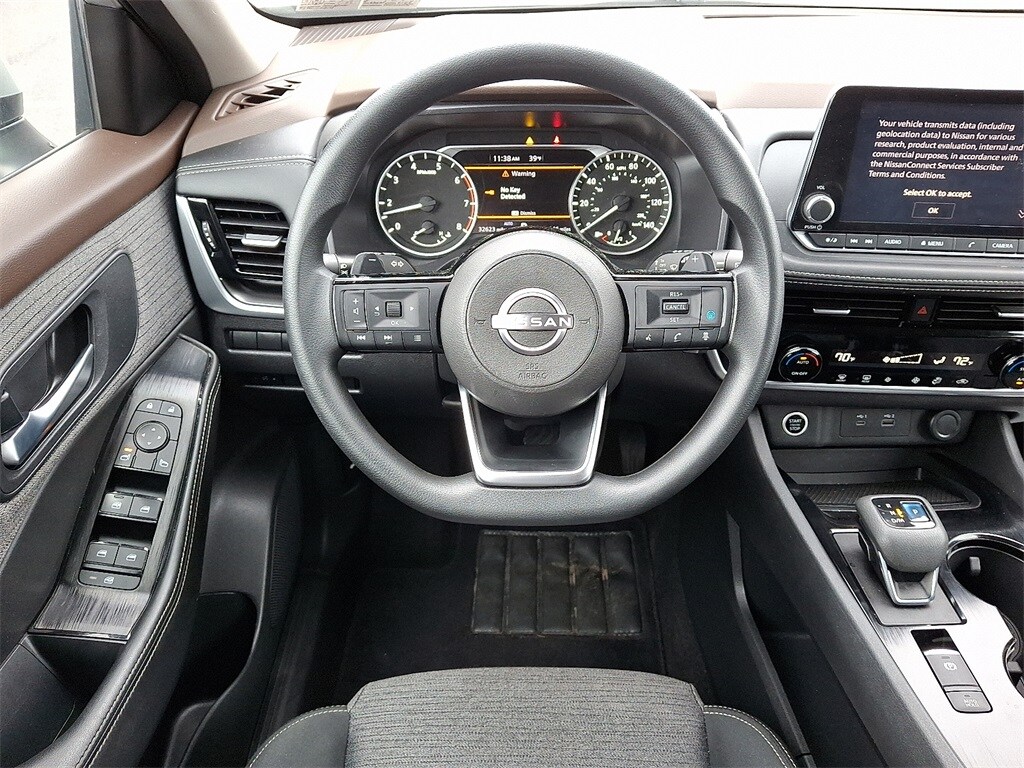 2022 Nissan Rogue SV photo 2