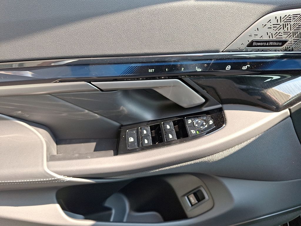2025 BMW i5 M60 - Photo 6