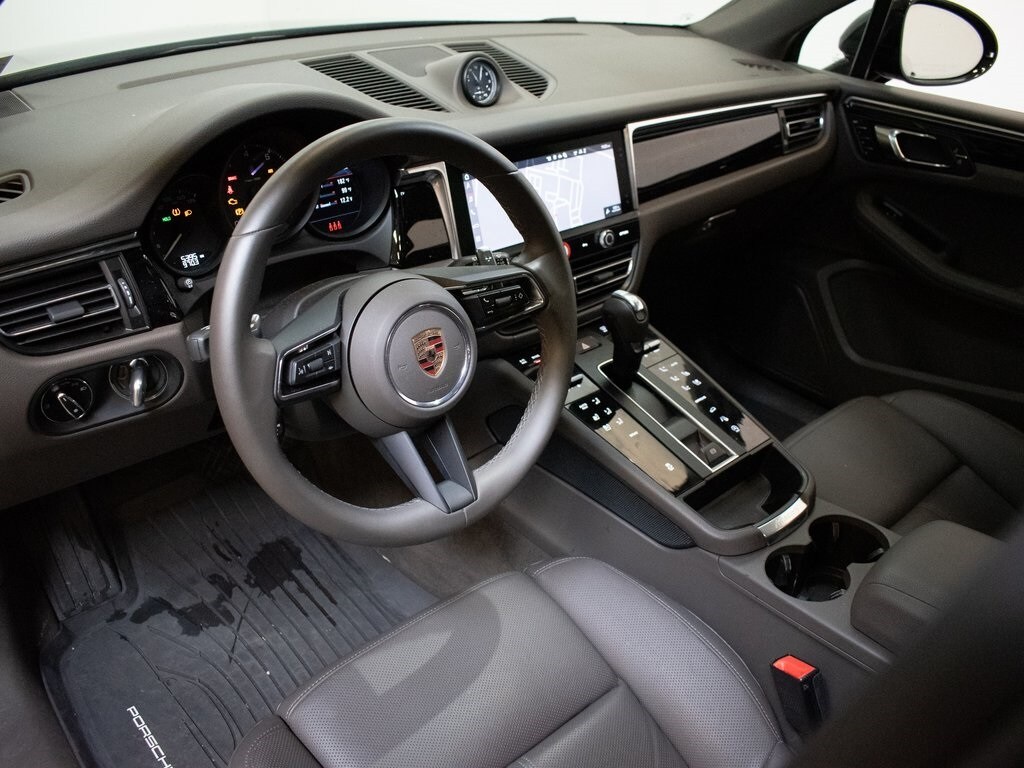 2025 Porsche Macan Base photo 4