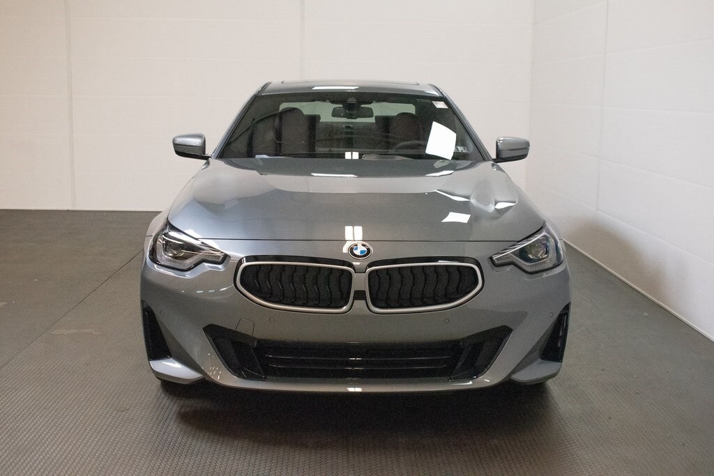 2025 Bmw 230i xDrive photo 2