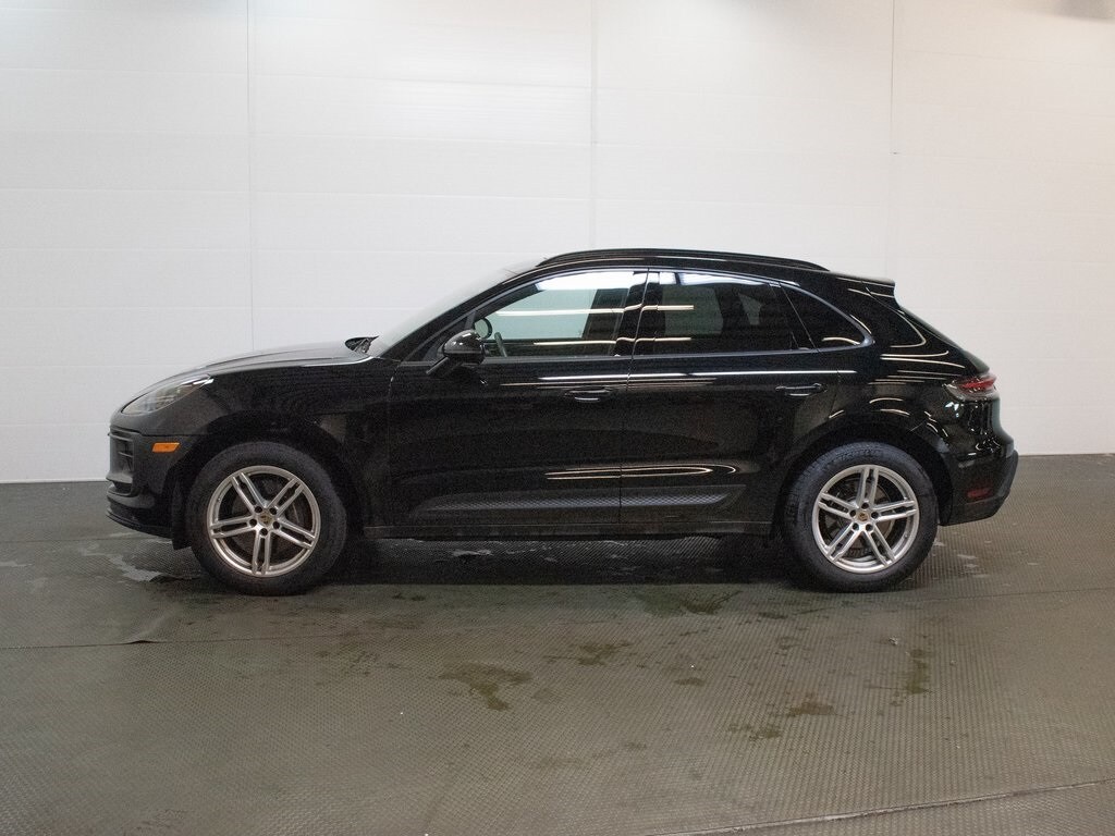 2025 Porsche Macan Base photo 2
