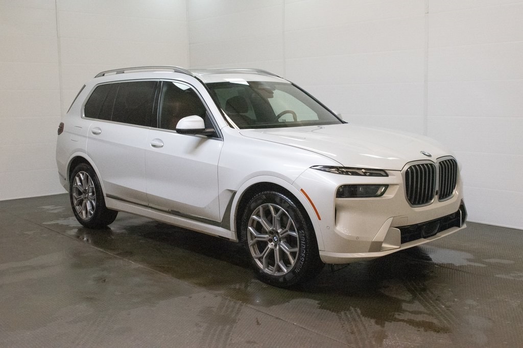 2023 BMW X7 40i's photo