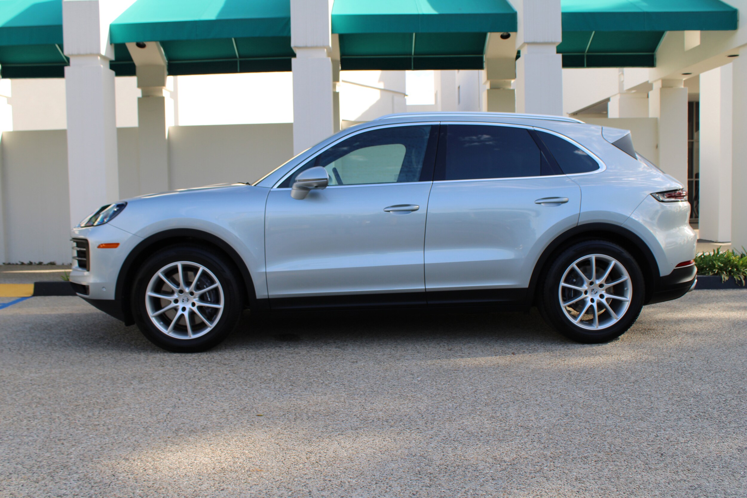 2025 Porsche Cayenne Base photo 2