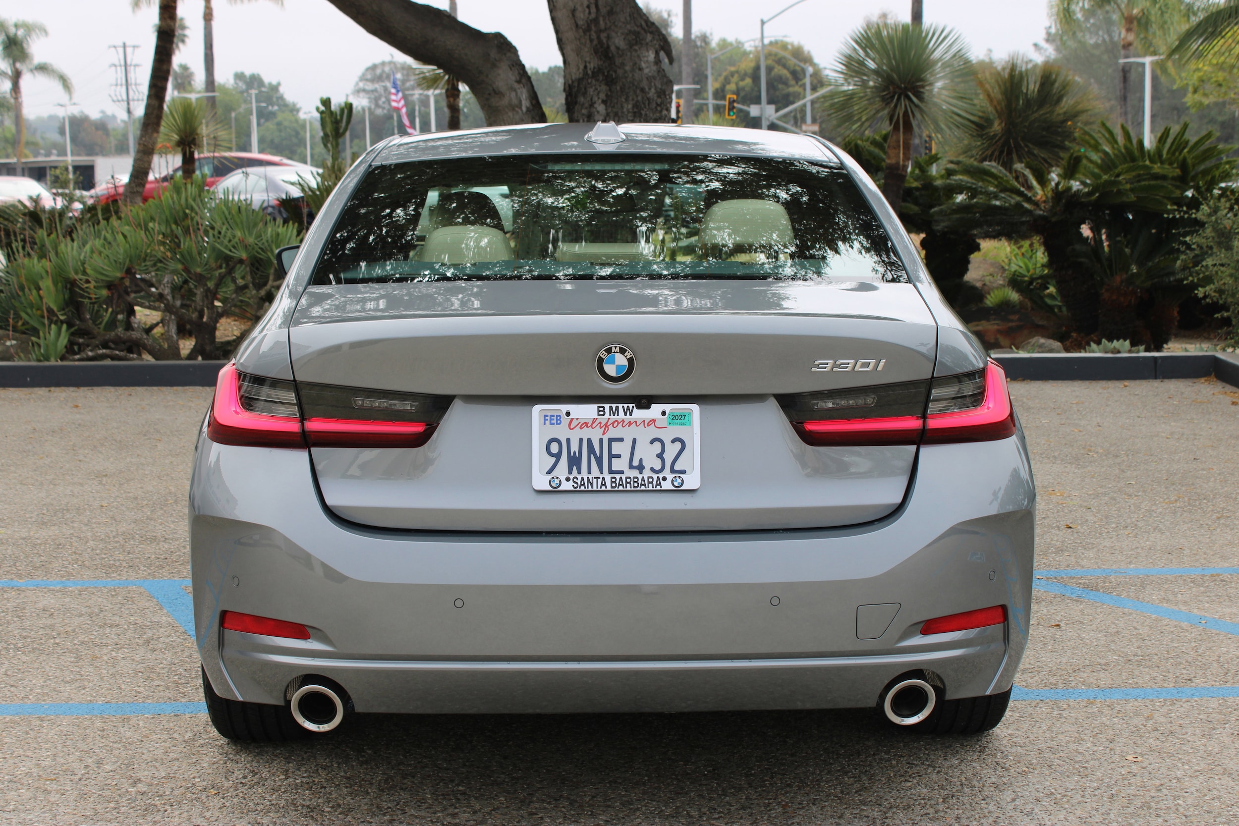 2025 BMW 330i photo 4