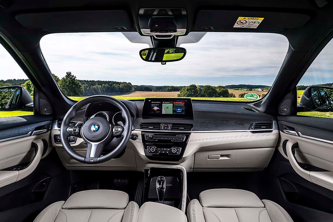 vue de la planche de bord, du volant et du panneau de contrôle à bord du BMW X1 d'occasion