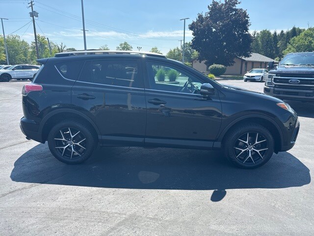 2017 Toyota RAV4 SE photo 3
