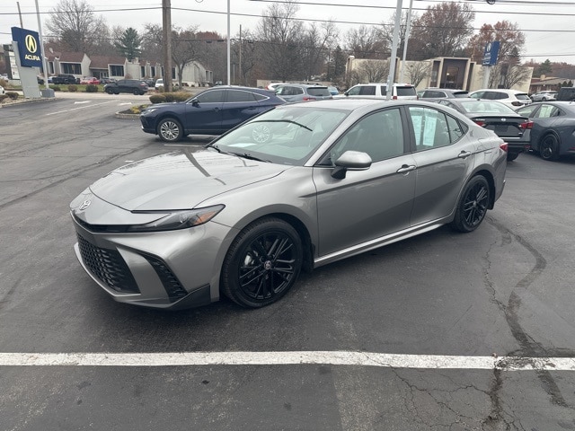 2025 Toyota Camry SE's photo