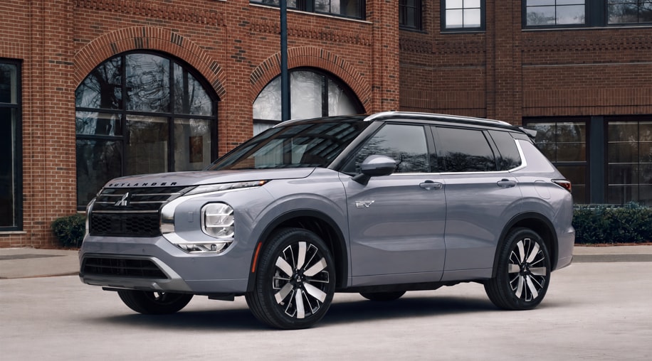 2026%20Mitsubishi%20Outlander%20PHEV%20parked%20outside%20brick%20building.png