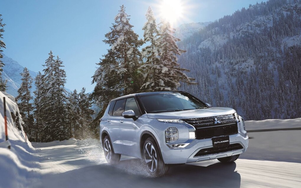 White%20Mitsubishi%20car%20on%20a%20snowy%20road.png