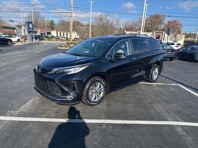 2022 Toyota Sienna Limited's photo