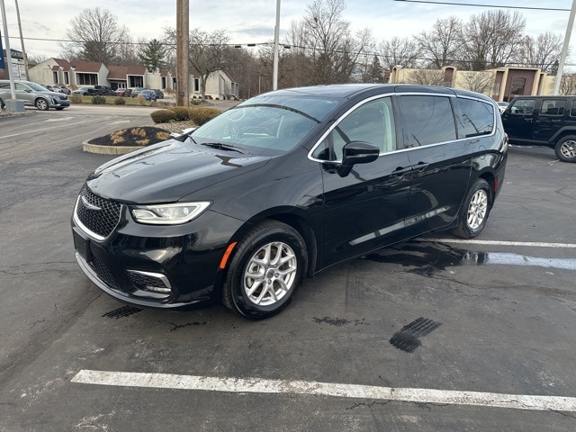 2024 Chrysler Pacifica Touring L's photo