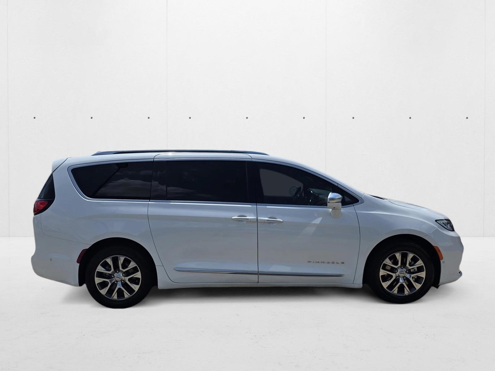 2024 Chrysler Pacifica Hybrid Pinnacle photo 4