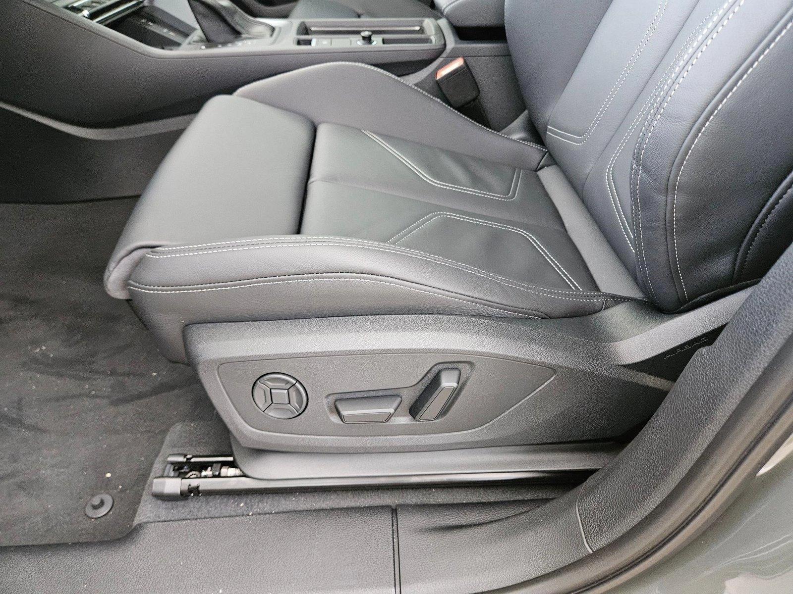 2025 Audi Q3 45 TFSI S line Premium photo 4