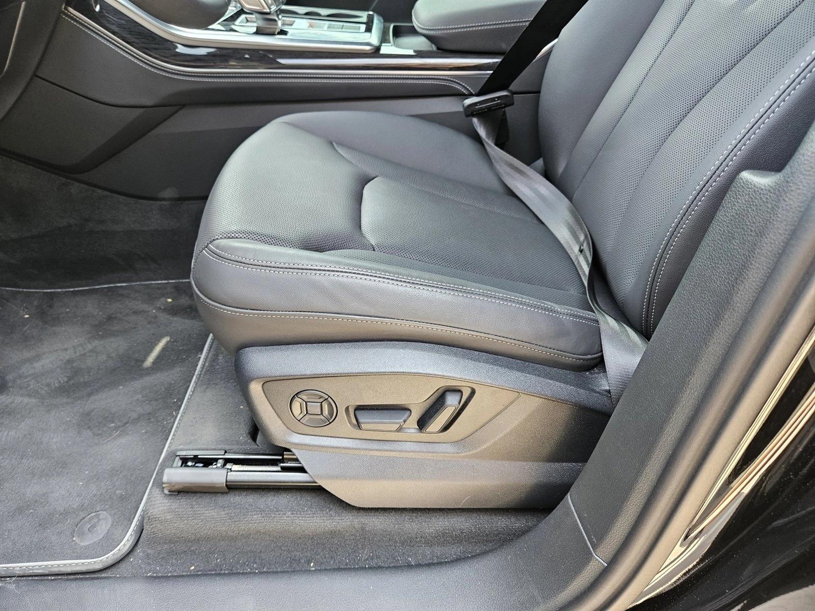 2025 Audi Q7 55 Premium Plus photo 2