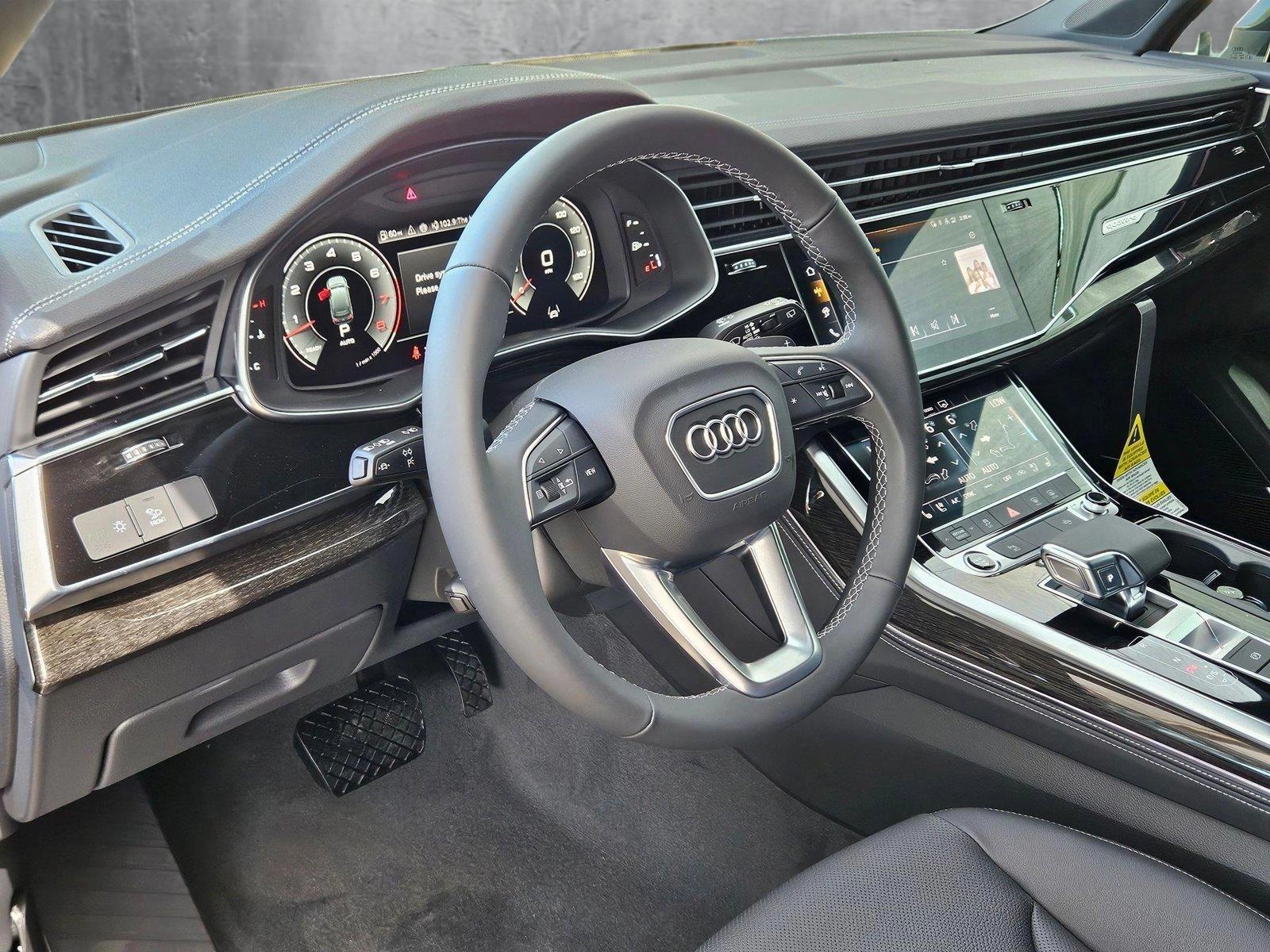 2025 Audi Q7 55 Premium Plus photo 3