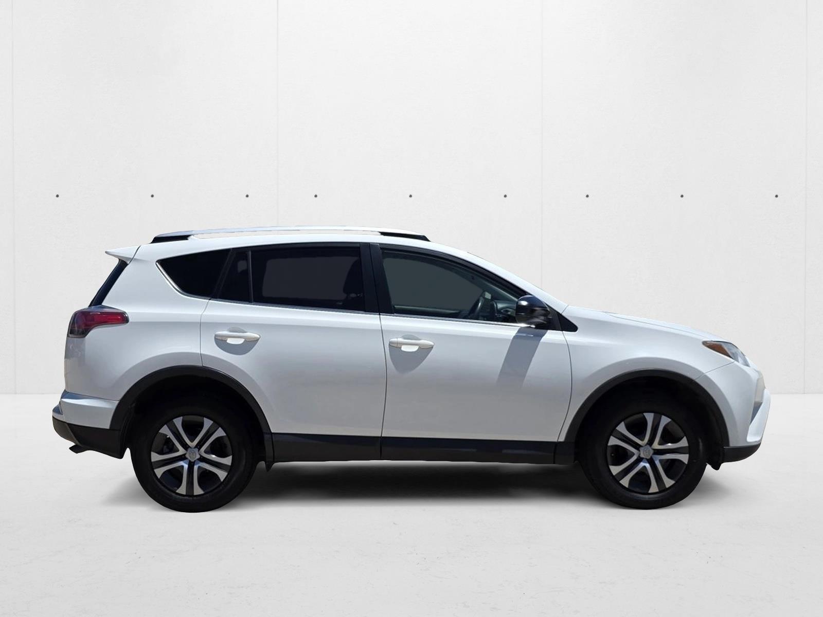 2016 Toyota RAV4 LE photo 4