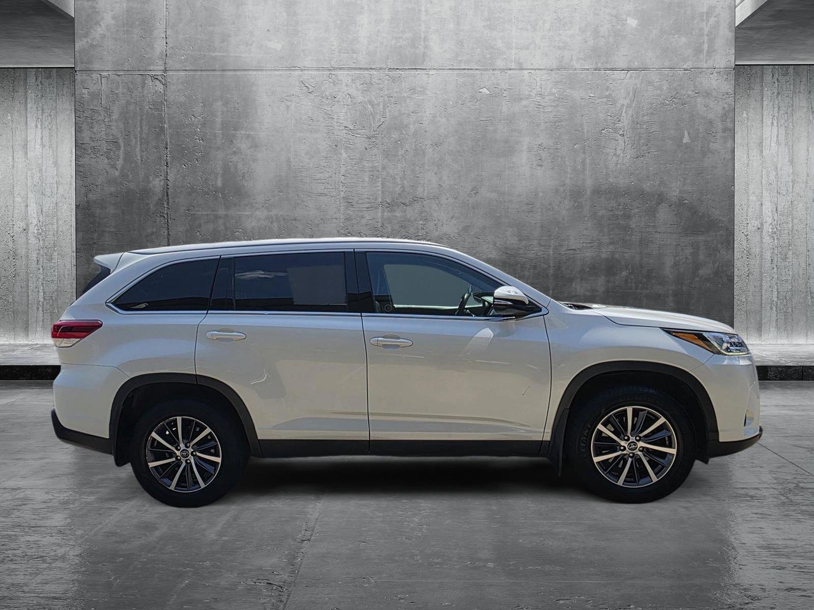 2019 Toyota Highlander SE photo 4