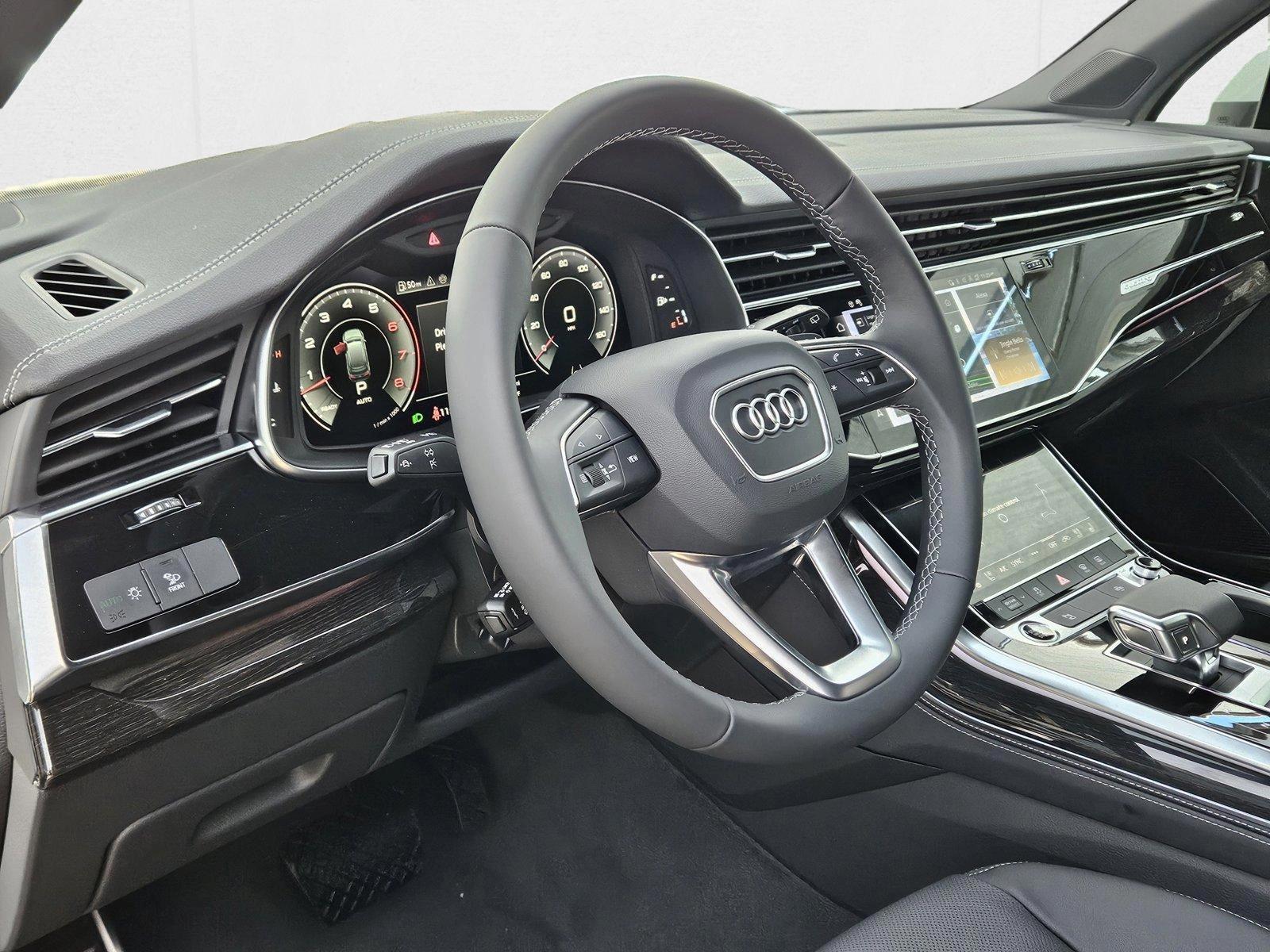 2025 Audi Q7 55 Premium Plus photo 3