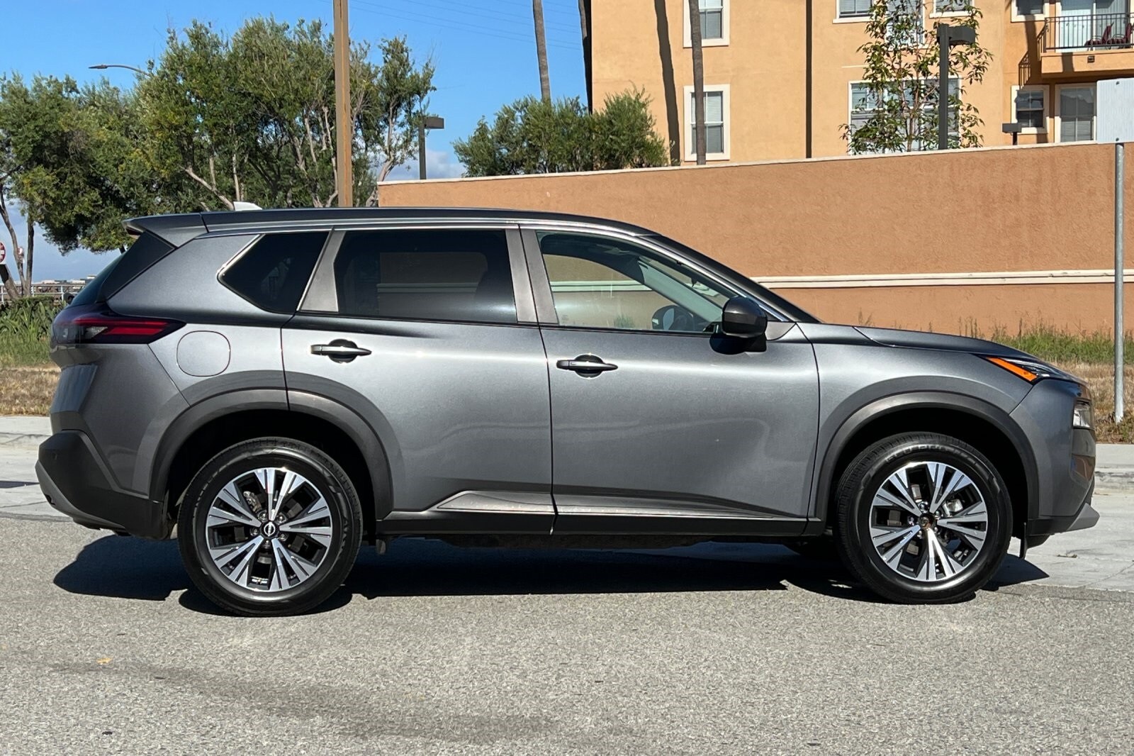 2023 Nissan Rogue SV photo 2