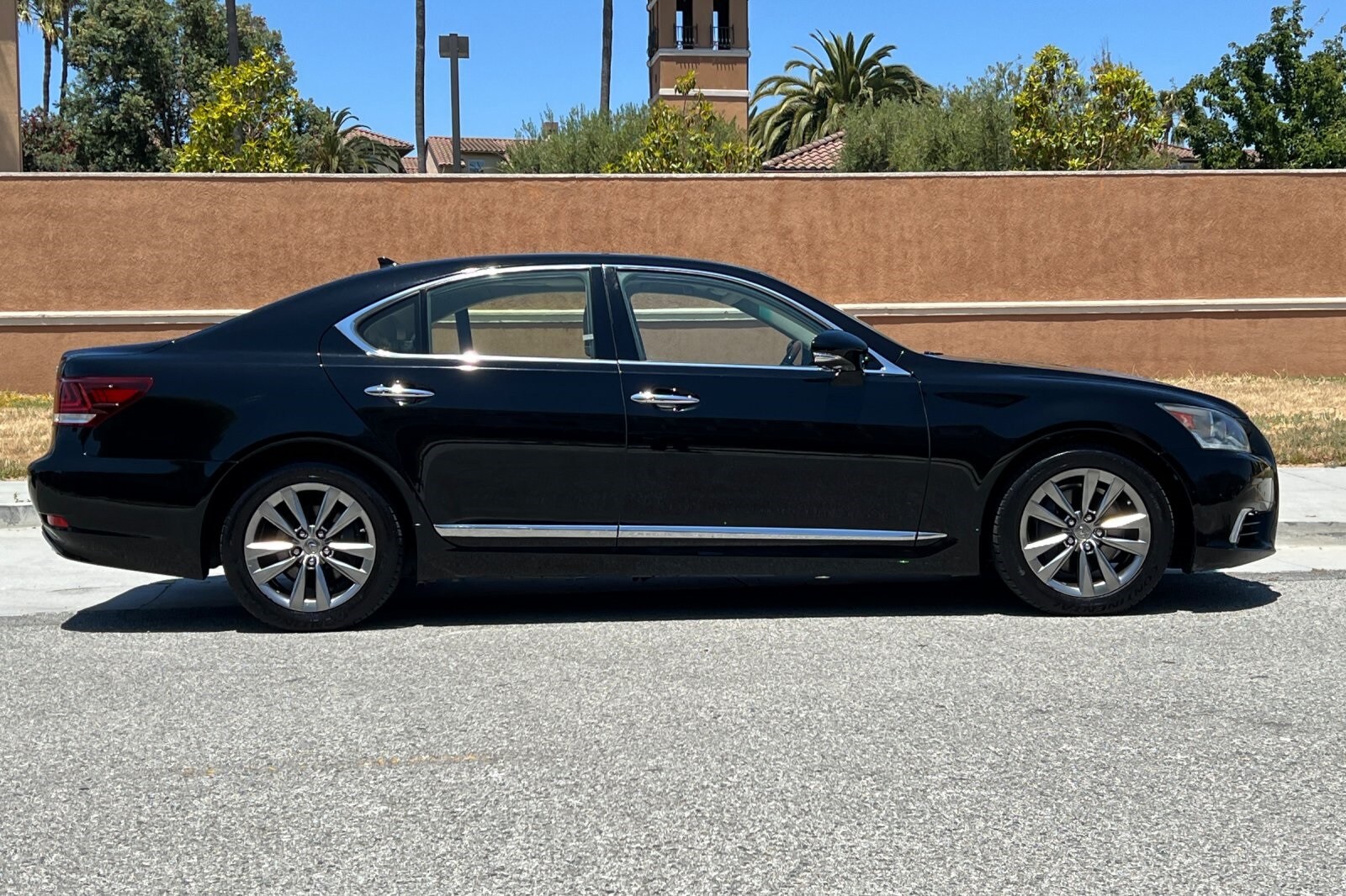 2013 Lexus LS 460 photo 3