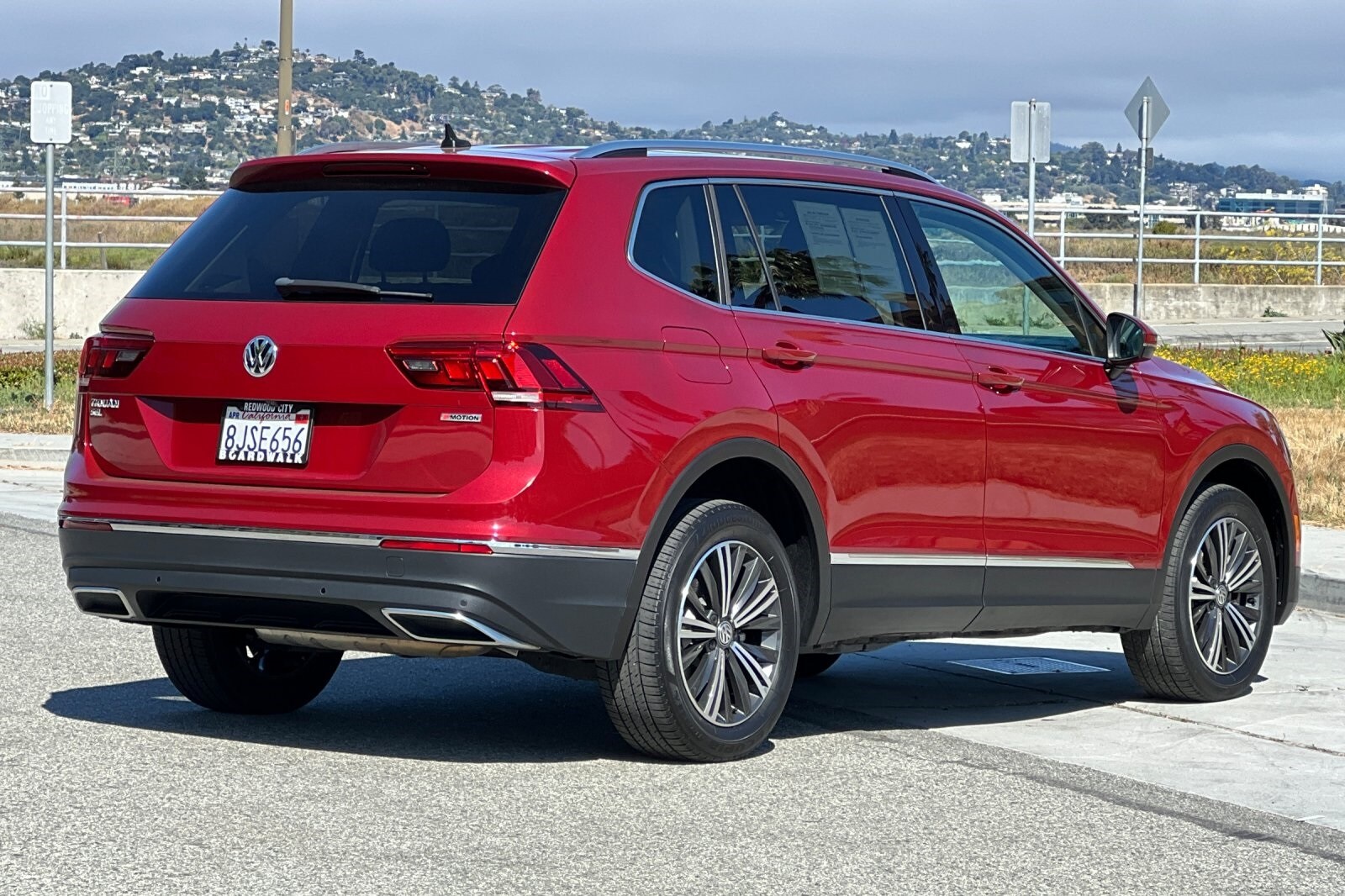 2019 Volkswagen Tiguan SEL photo 2