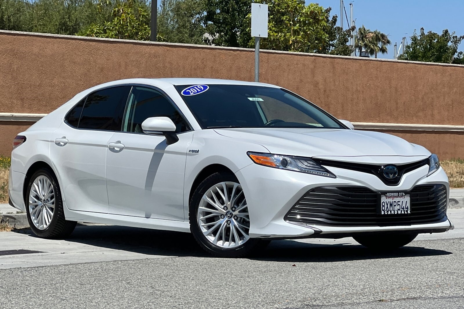 2019 Toyota Camry Hybrid XLE photo 2
